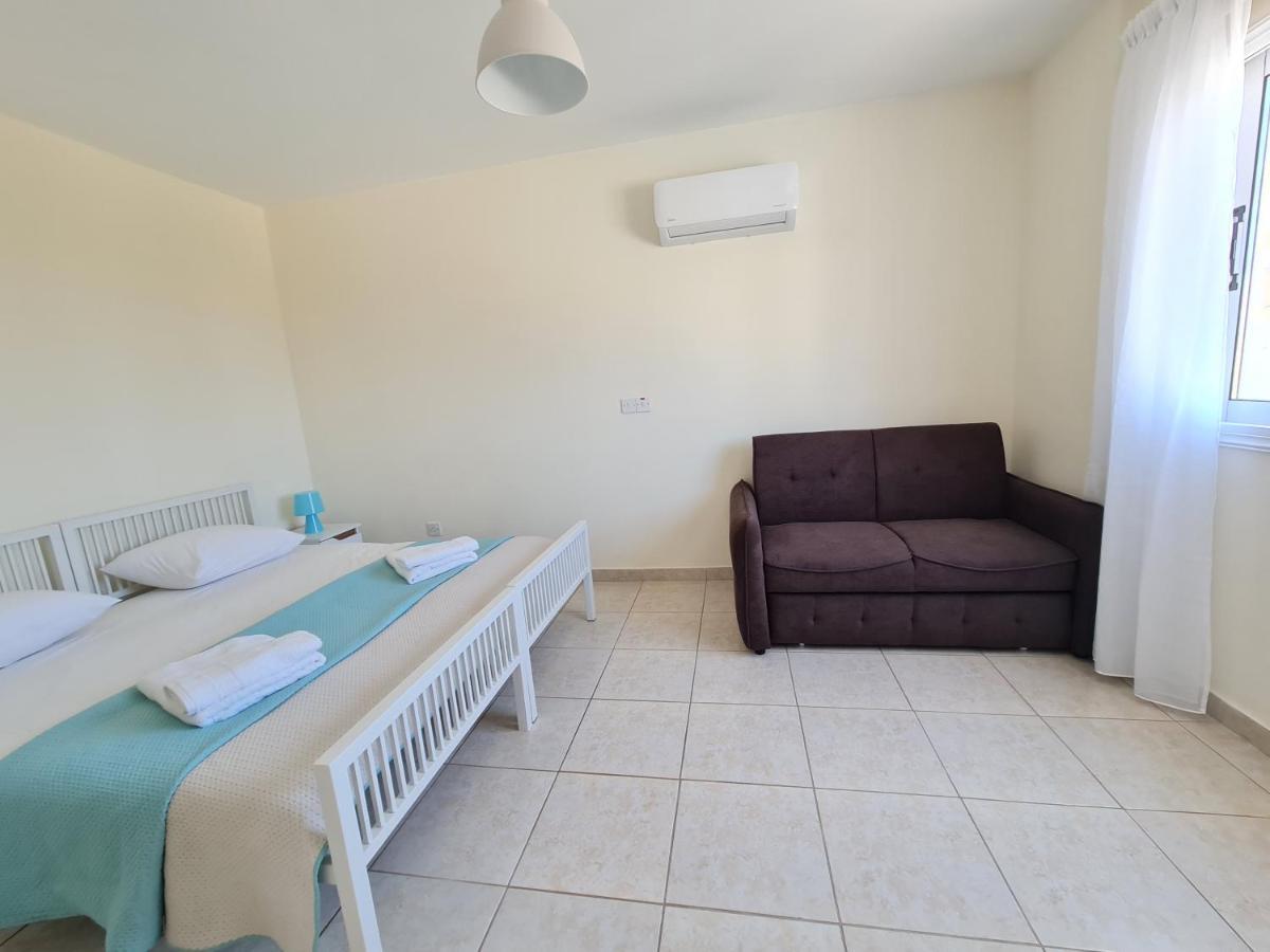 Stunning Views' Apartment With Pool Paphos Esterno foto