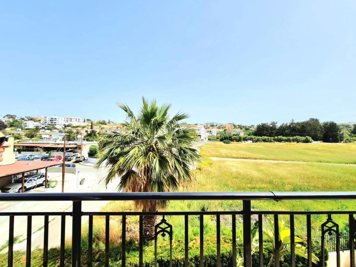Stunning Views' Apartment With Pool Paphos Esterno foto
